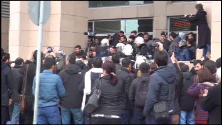 İstanbul adalet sarayı önünde avukatlara müdahale