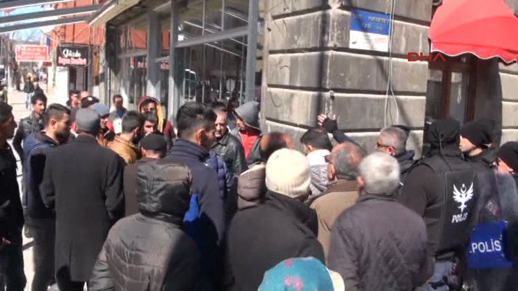 Kamuran Yüksek'in gözaltına alınmasını protesto eden partililere polis müdahale etti