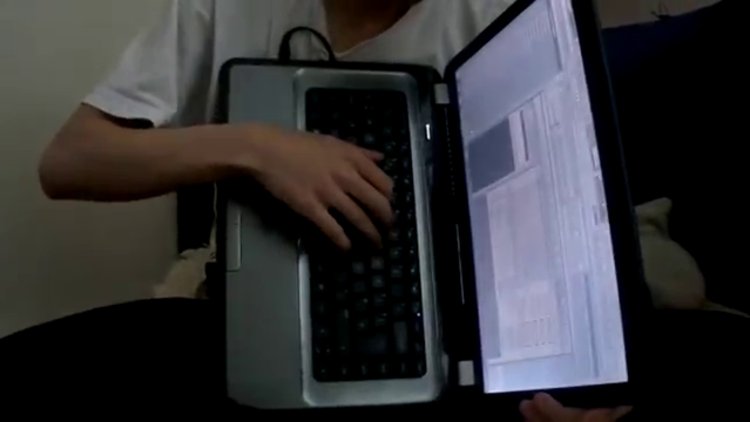 Laptopu akordeona dönüştüren yenetekli genç