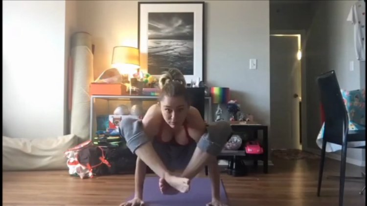 Miley Cyrus yoga hareketleri