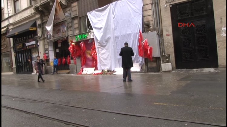 Patlamanın olduğu yere bayraklar asıldı