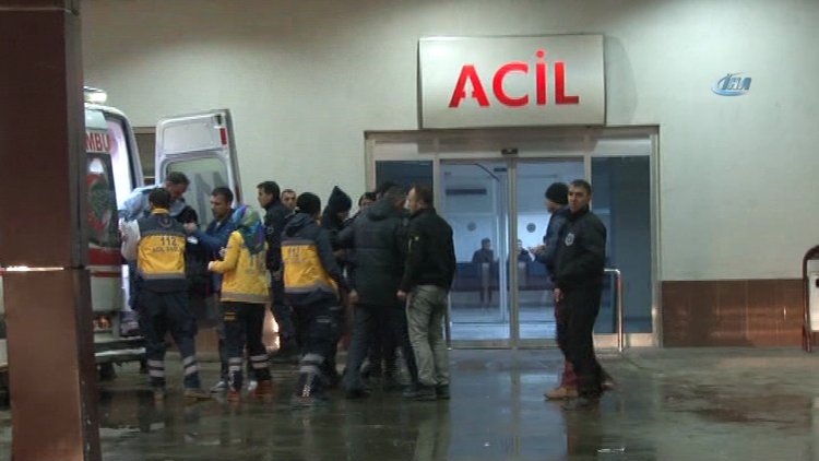 Erzurum'da polisleri taşıyan midibüs yan attı