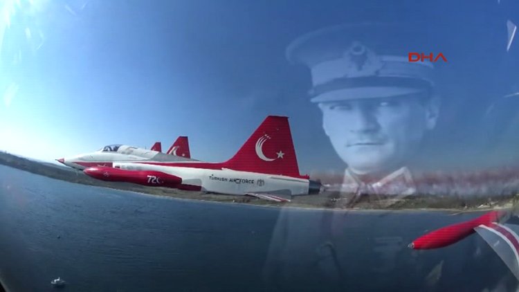 Türk Yıldızları, uçaklarına yazdıkları şehitlerin isimleriyle Çanakkale'ye selam durdu