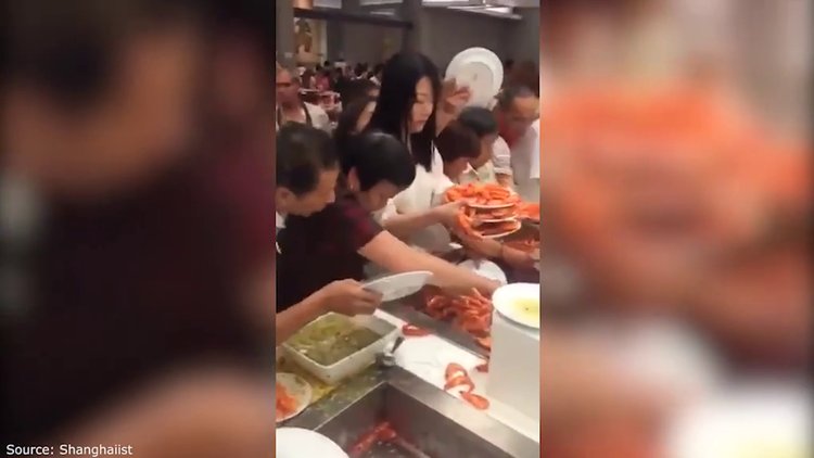 Açık büfenin dibine vuran turistler