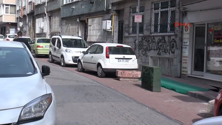 Şüpheli otomobilde polis inceleme yapıyor