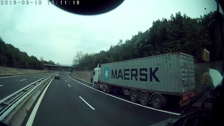 Otoyolda durunca kaza geldi