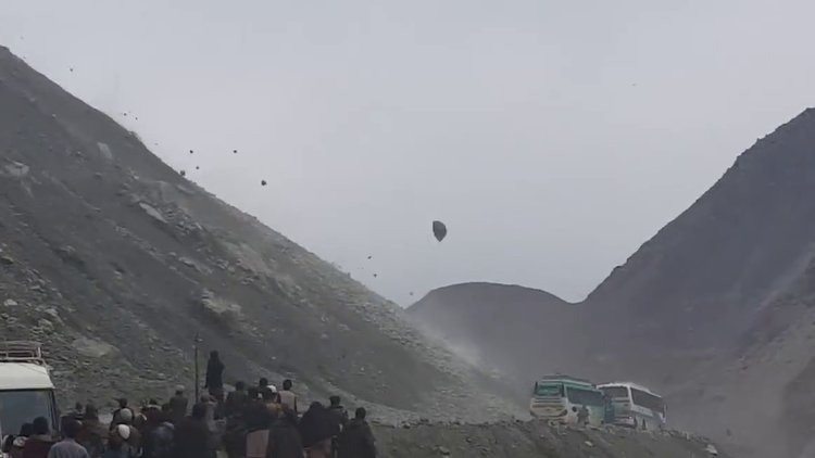 "Başımıza taş yağacak" dedikleri bu olsa gerek