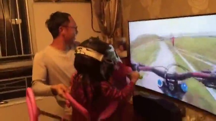 Kızına oyun simulasyonu yaşatan süper baba