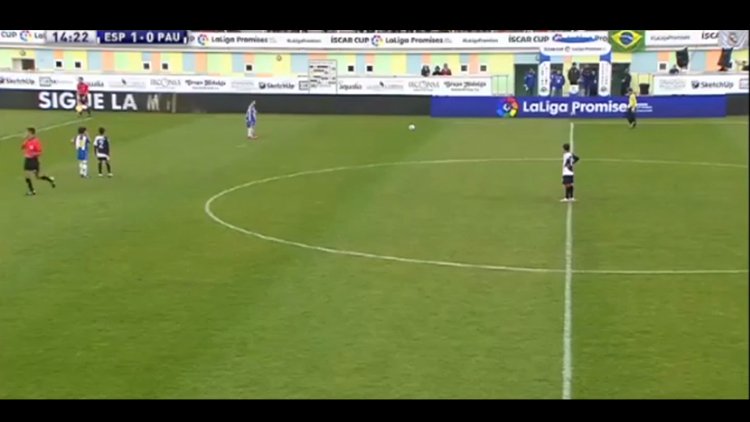 10 yaşındaki kaleci orta sahadan gol attı