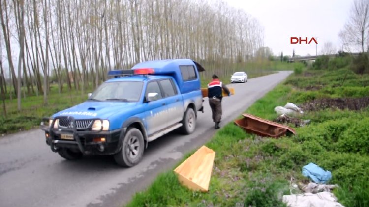Sakarya Yol kenarına tabutlar atıldı