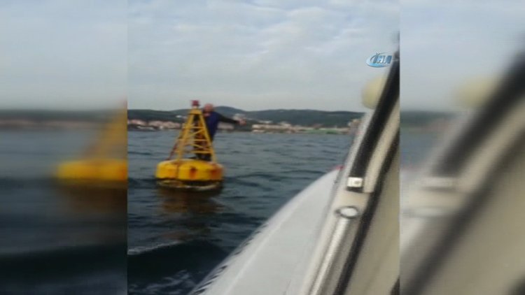 Denizin ortasındaki duba hayatını böyle kurtardı
