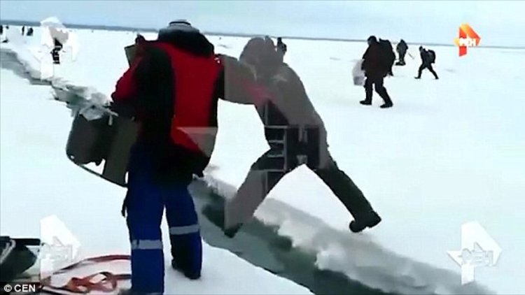 Rusya'da büyük bir buz bloğu çatladı