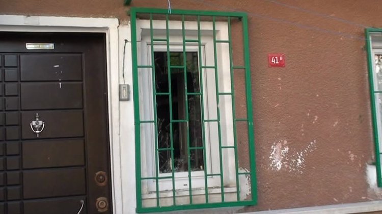 Öfkeli vatandaşlar Beratcan'ın ailesinin evini bastı