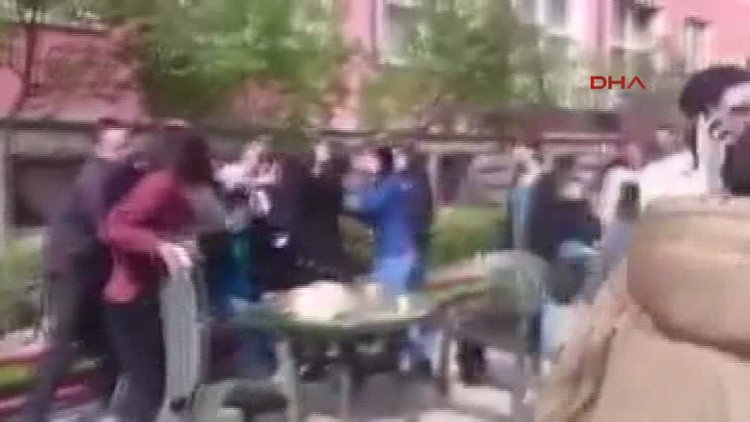 Eski kız arkadaşını taciz ettiği ileri sürülen erkek öğrenci kızlar tarafından tekme-tokat böyle dövüldü