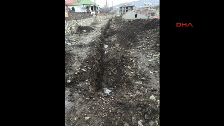 Yüksekova'da bir tankın içine düşebileceği genişlikte kazılan hendek kapatıldı