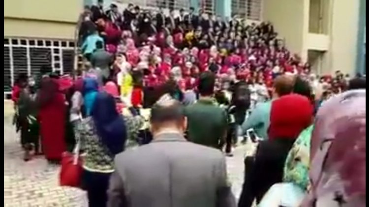 Mezuniyet töreninde platform çöktü