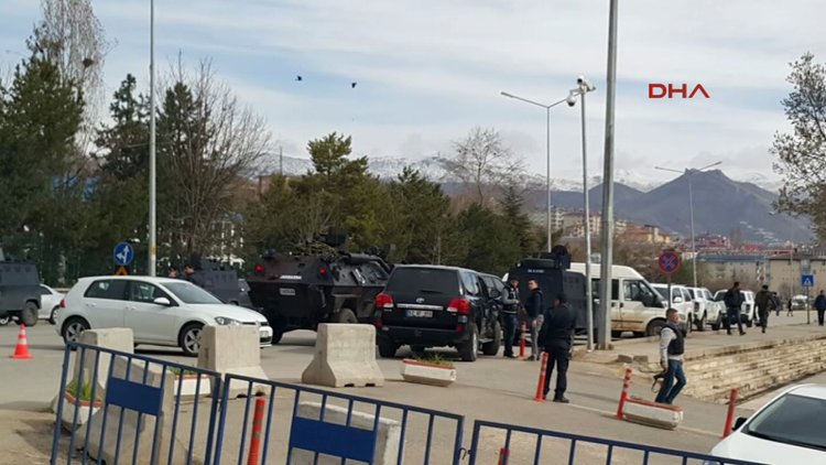 Tunceli Valiliği önünde silahlı çatışma