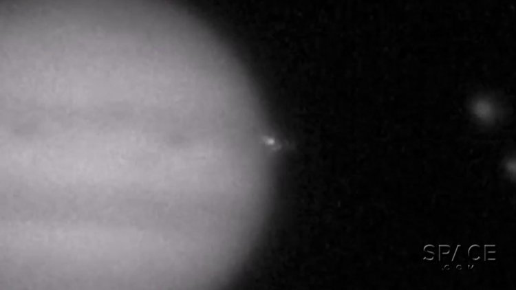 Jüpiter'e çarpan cisim kamerada