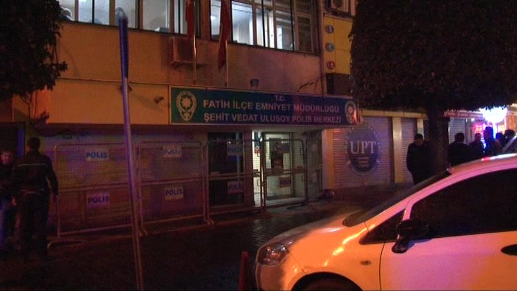 Polis merkezinde cinnet getirdi: 1 ölü, 1 yaralı