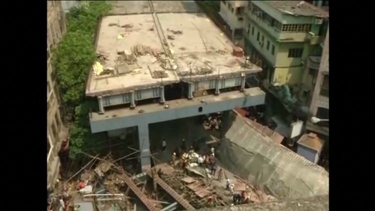 Hindistan'da üst geçit çöktü!