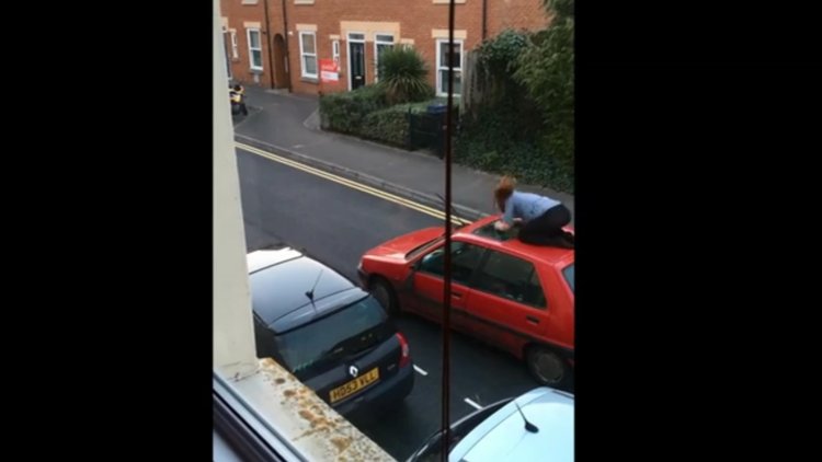 ÖFKEYLE TAVANA ÇIKAN...