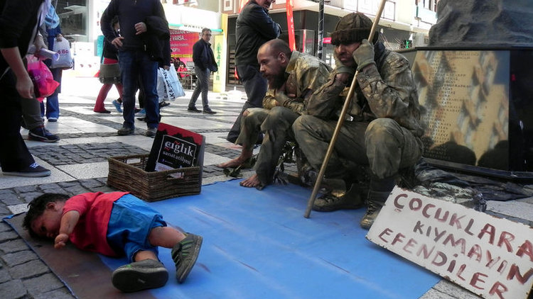 'Heykel adam'lardan Aylan bebek duruşu