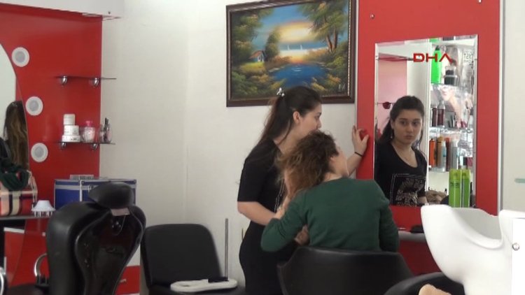 Adana Saç boyasını beğenmeyen kadın, kuaförün camını kırdı