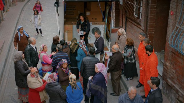 Ayşegül Murat'ın hediyelerini mahalleliye dağıttı