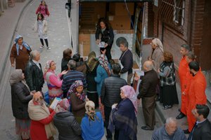 Ayşegül Murat'ın hediyelerini mahalleliye dağıttı