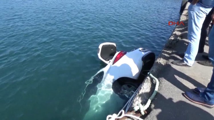 El freni çekilmeyen otomobil denize düştü
