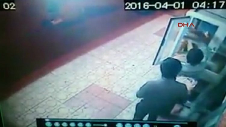 Pide çalan çocukları feci şekilde dövdüler