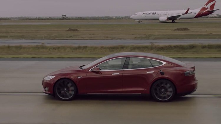 Boeing 737 uçağının Tesla aracıyla kapışması