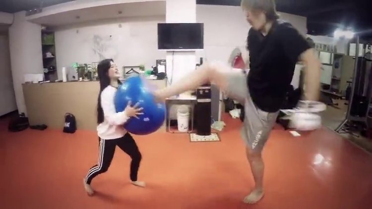Kız arkadaşıyla push kick çalışan adam
