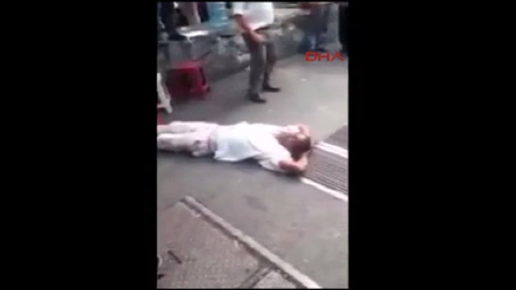 Soyguncuyu dövüp ateşe verdiler