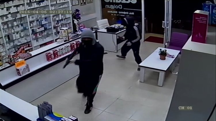 Pompalı tüfekle eczane soygunu kamerada