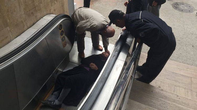 YÜRÜYEN MERDİVENDE DEHŞET