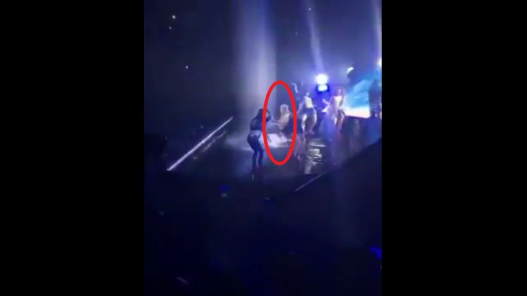 Justin Bieber şarkı söylerken düştü!