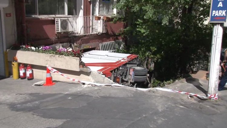 Köpeği sayesinde kamyonetin altında kalmaktan son anda kurtuldu