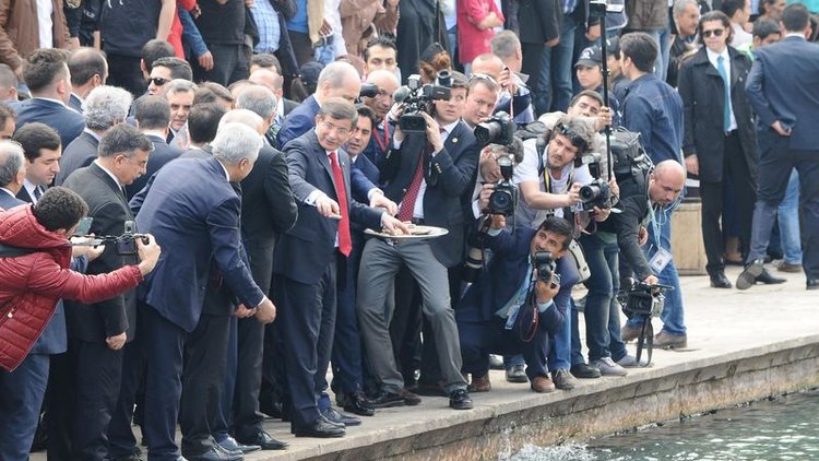 Başbakan Davutoğlu, balıklara yem attı