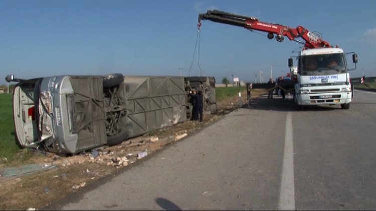 Yolcu otobüsü şarampole devrildi: 3 ölü, 40 yaralı