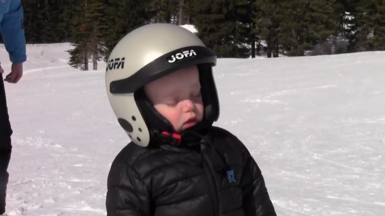 Snowboard üzerinde uyuya kaldı