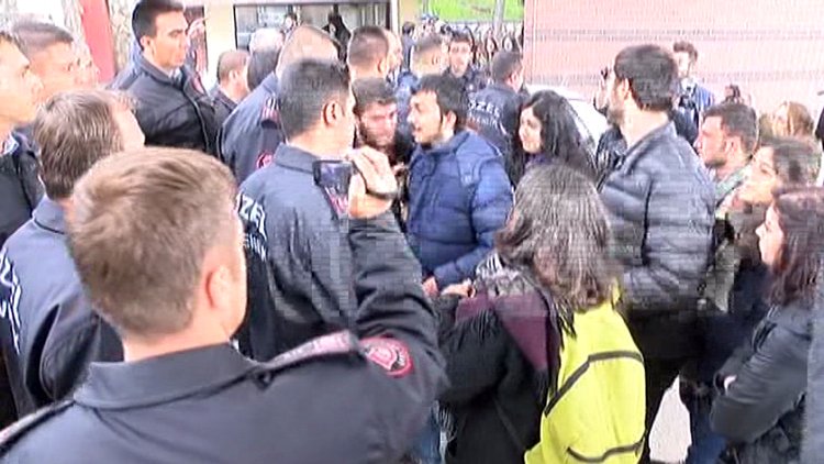 Öğrencilerle özel güvenlik arasında arbede çıktı