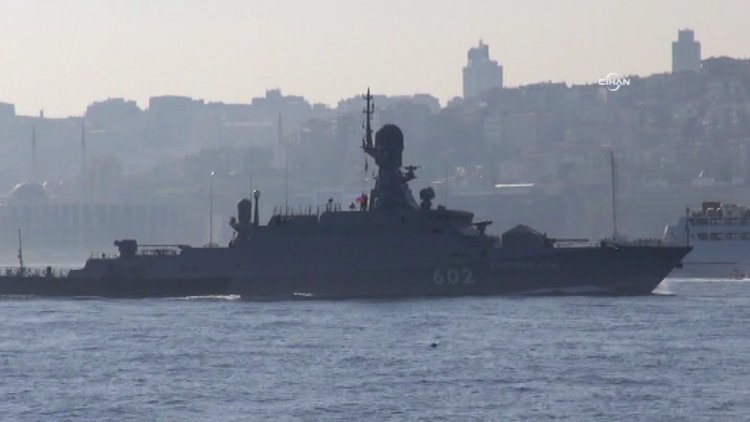 Rus savaş gemisi Boğaz'dan geçti