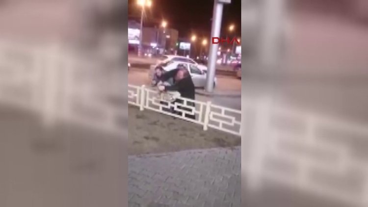 Öfkeli rahip boynundaki haçla sokak ortasında adam dövdü