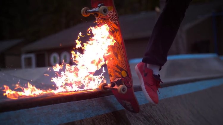 Alevler içinde kaykay gösterisi