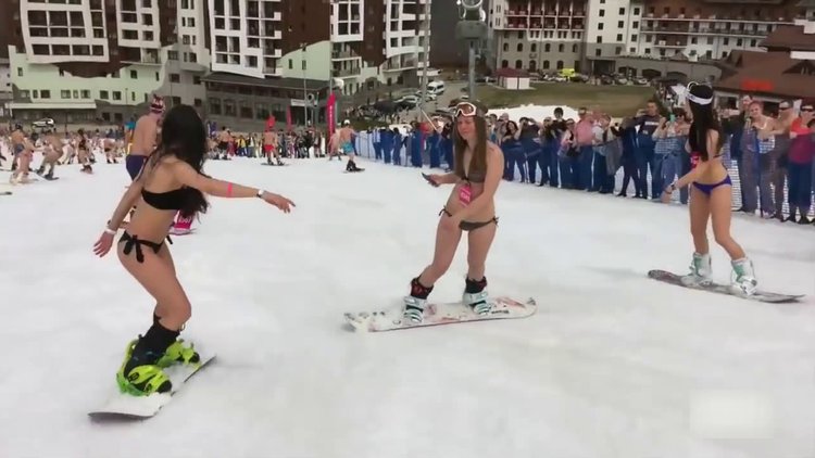 Ruslar bikiniyle kayak rekoru kırdı