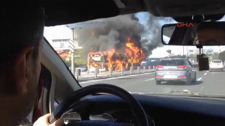 Topkapı'da metrobüs yangını