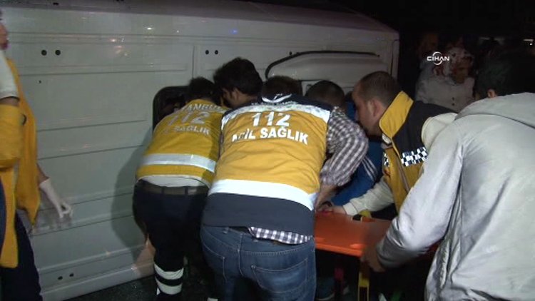 İstanbul'da minibüs takla attı