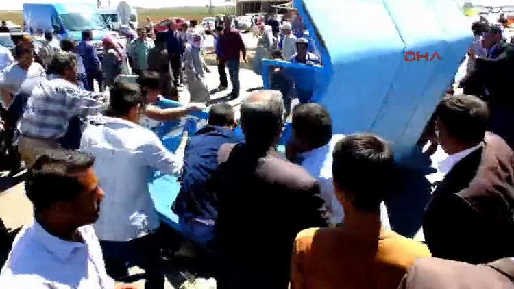 Çiftçiler elektrik kesintisine karşı toplandılar