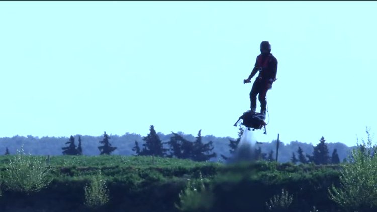 Geleceğe Dönüş filmindeki uçan kaykay gerçek oldu!